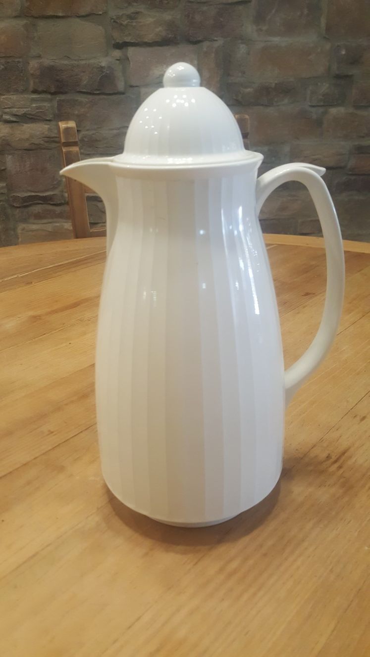 Coffee carafe dispenser