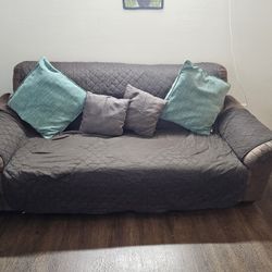 Couch With 4 Pillow