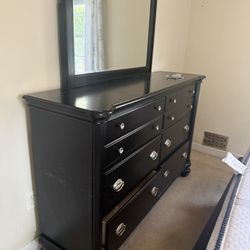 Dresser With Mirror 