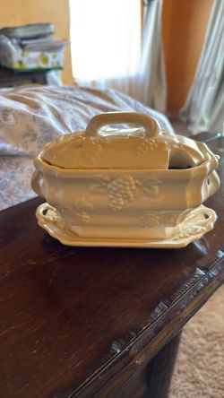 Davar Original Tureen Gravy Set $35 Obo 