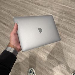 2020 Apple MacBook Air 13" i5 1.1GHz 8GB RAM 256GB SSD Space Gray