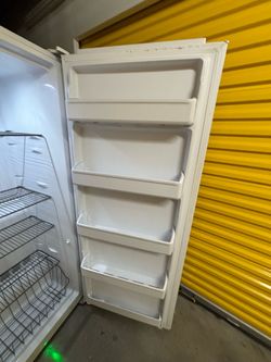Upright deep freezer
