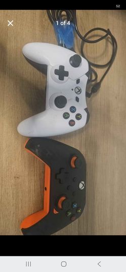 2 xbox controllers