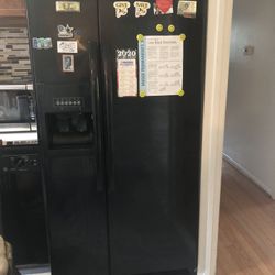 Great Condition Refrigerator Whirlpool, ice maker and water dispenser