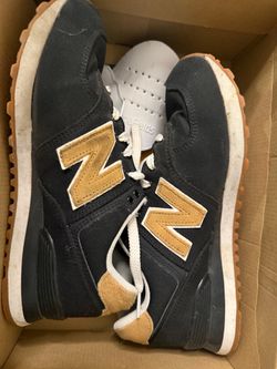 New Balance Low-Top Sneakers Black and Gold