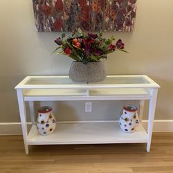 Beautiful Entryway Console table Almost new !!!!