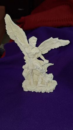 ARCHANGEL MICHAEL FIGHTING DEVIL FIGURINE 8 INCHES TALL RIGHT WING HAS BEEN REPAIRED SEE LAST PICTURE.  G12M063