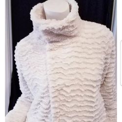 PATAGONIA WOMAN BLANKET SOFT POLYESTER ZIPPER SNAP JACKET COLOR WHITE SIZE SMALL

* Price Is Firm**