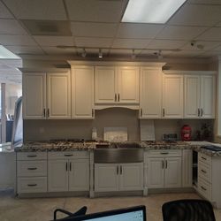 Classic White Kitchen Cabinets 