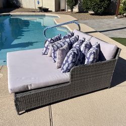 Safavieh PAT7500B Outdoor Collection Cadeo Grey Cushion Daybed with Mattress & Pillows