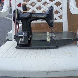 Singer 211 Sewing Machine 
