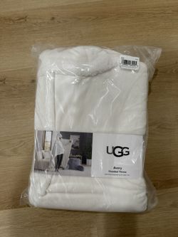 NEW UGG HOODED BLANKET