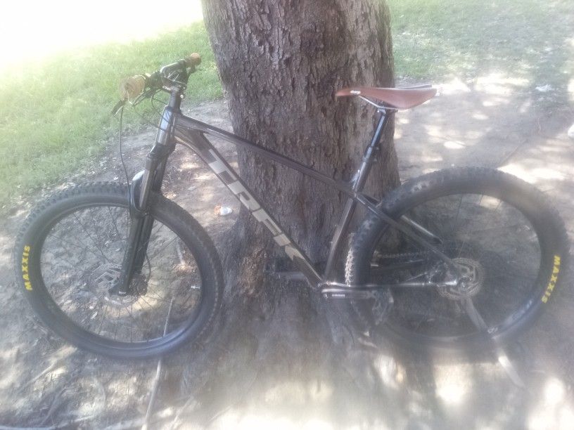 27.5" TREK ROSCOE7 MOUNTAIN BIKE