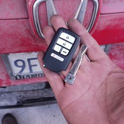 Car Keys And Remotes  / Llaves De Carro Y Controlles 
