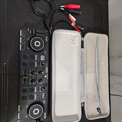 DJ Controller Hercules Starlight, case, and 3 different connection for audio.