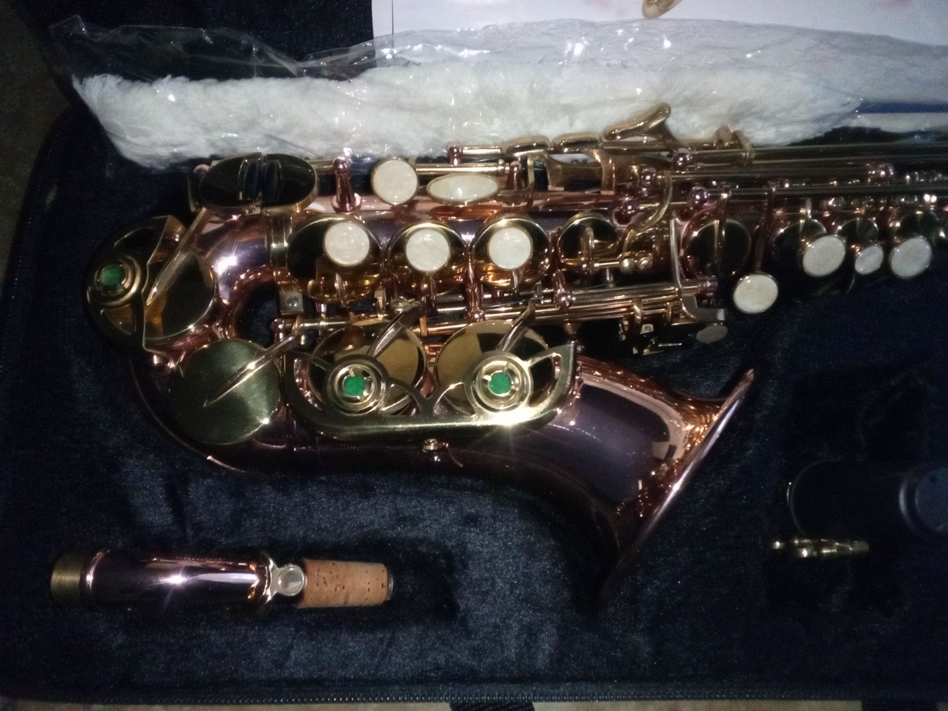 NEAR-NEW, NEVER BEEN USED, ALTO SAXOPHONE ๐ท- ROSE GOLD/BRASS HIGH POLISH W/ ACCENT DESIGN ENGRAVING BEAUTIFUL DETAIL!! PLUS FULL PRO KIT!!! $150 OBO