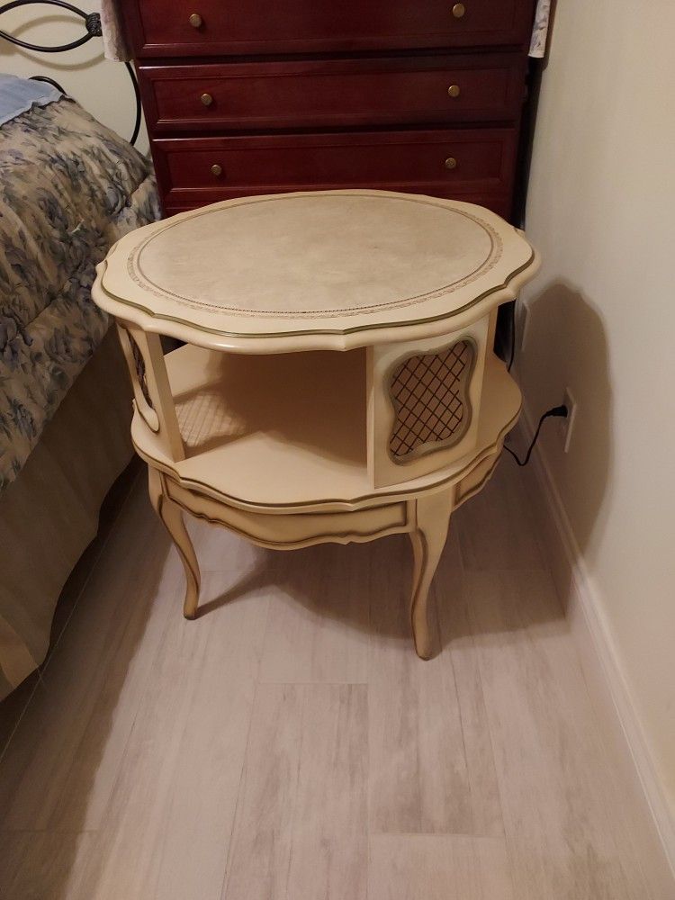 Catherine Hennock Antique Table Located In Palm Beach Gardens