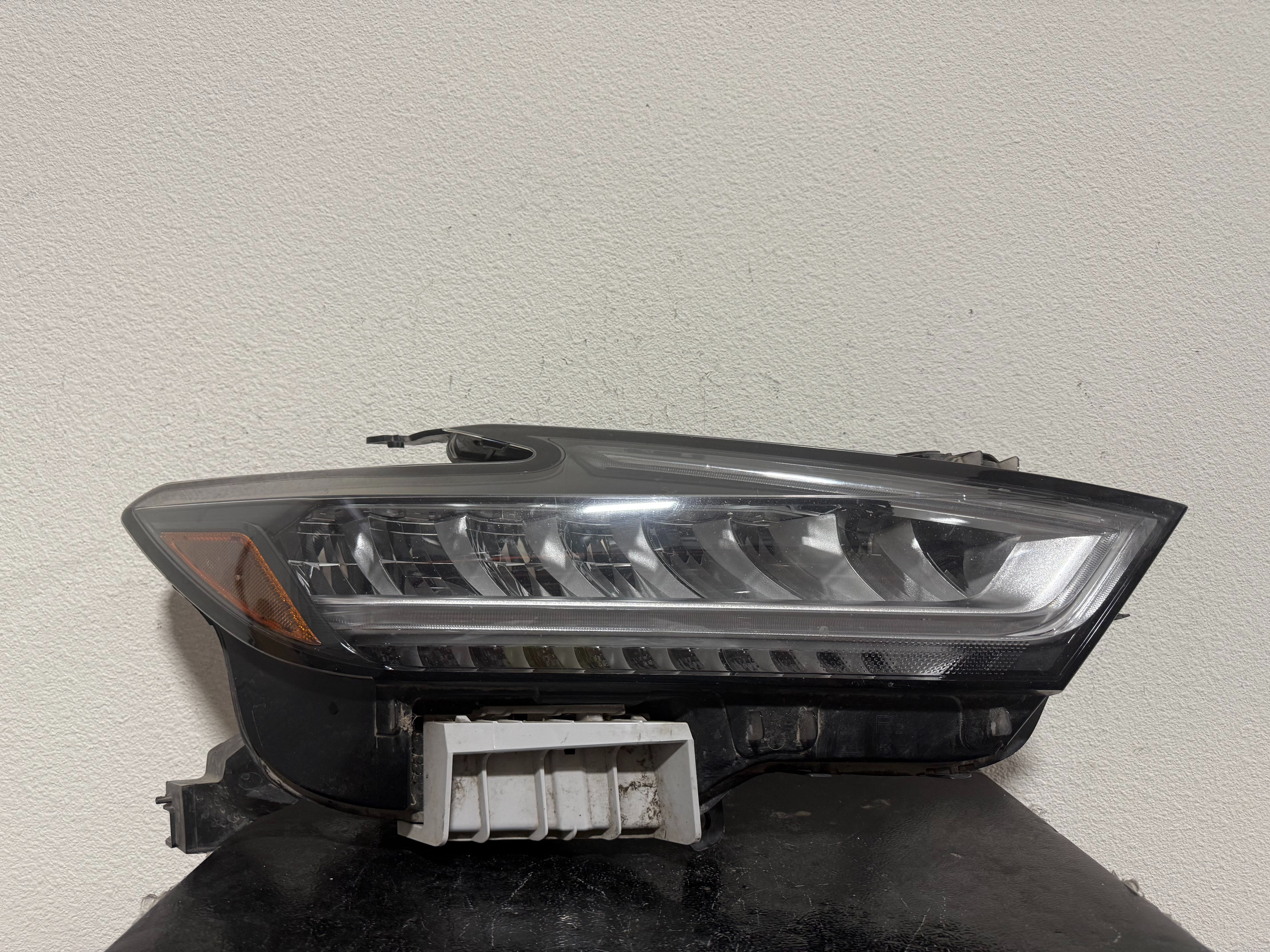 NISSAN MAXIMA RIGHT HEADLIGHT 2022