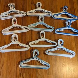 100 Kids Plastic Clothes Hangers