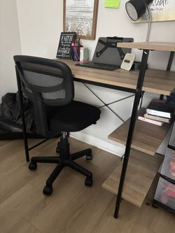 desk top table and chair and lamp like new  asking 50$ for everything 