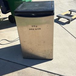 Mini fridge 