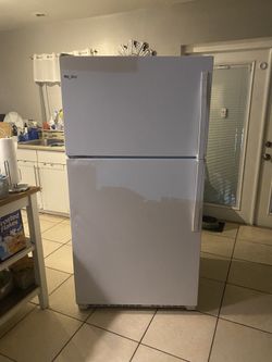 Whirlpool FIRDGE PERFECT CONDITION 299$