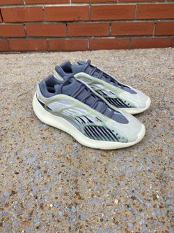 Yeezy 700 v3 size 10.5