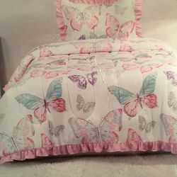 Beautiful Butterflies twin Comforter With 2 Shams.  