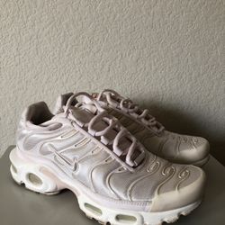 Women’s Nike Air Max Plus TN SE "Pale Pink" Running Shoes (US 7)