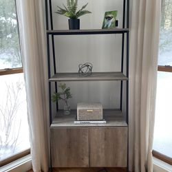 Ladder Bookshelf - Like New 