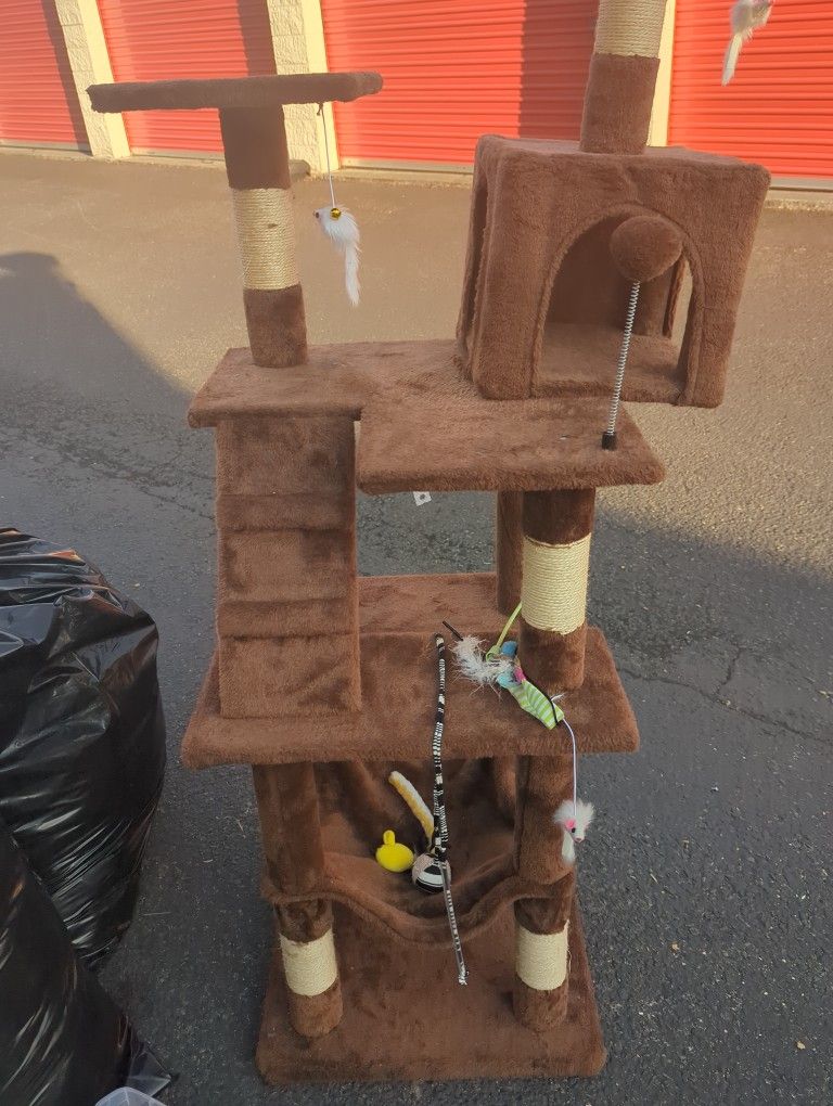 MWPO Cat Trees Good Condition