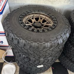 Vendo rines nuevos 17x9 de ancho de 6-139.7 lugs con llantas 285/70/R17 fallen por $940