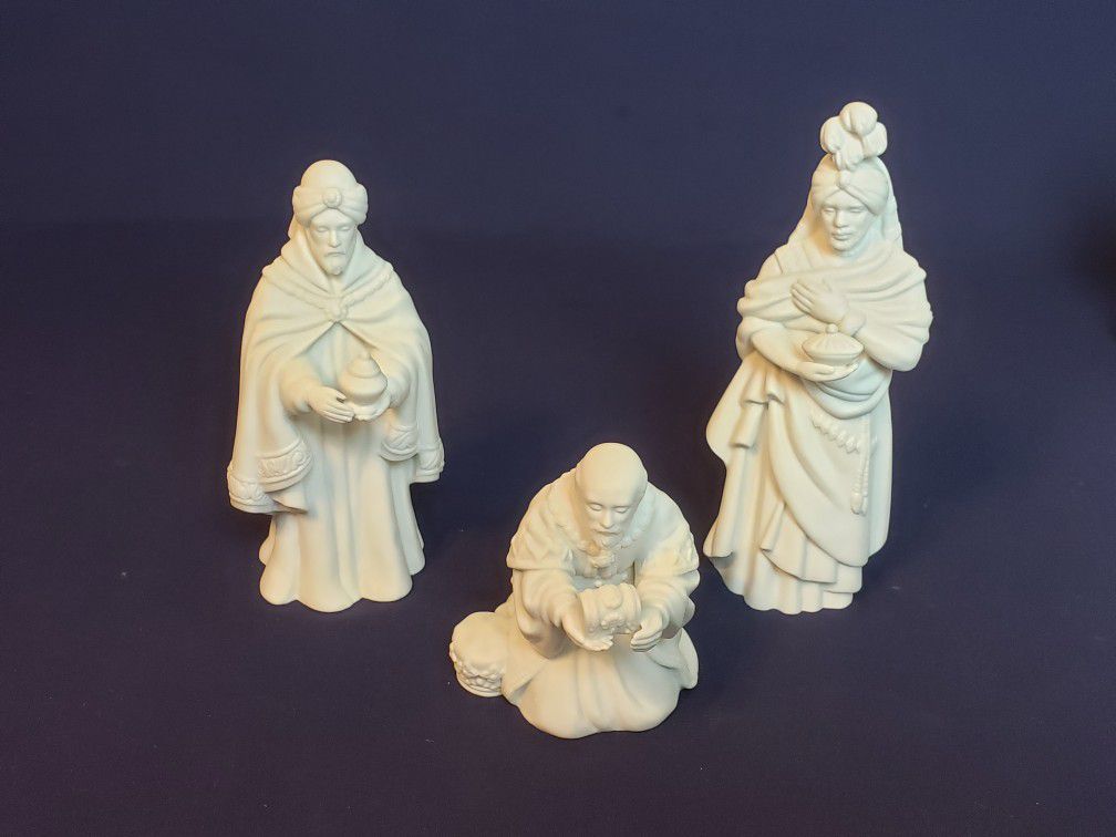 Avon Nativity Set with 17 Pieces total 