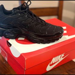 NIKE AIR MAX PLUS Size 9