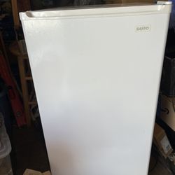 Small Fridge Sanyo