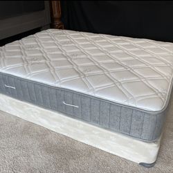 Nice QUEEN 💙💛MATTRESS 💙💛AND BOX 💙💛SPRING 