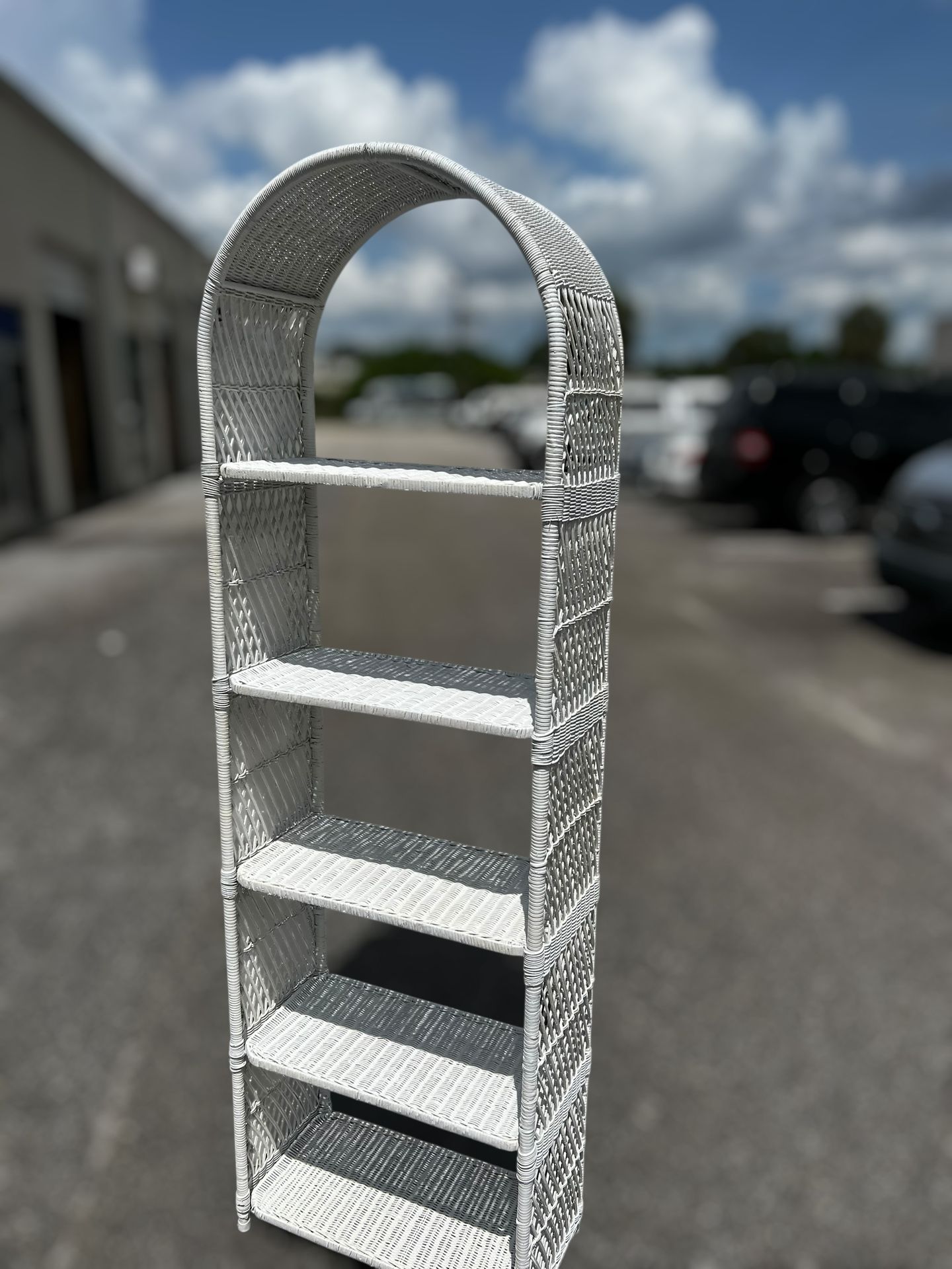 Delivery Available! Vintage White Wicker Etagere Arched Bookcase Shelf Tall Bohemian Boho Chic Decor! Excellent condition! 25x12x77in