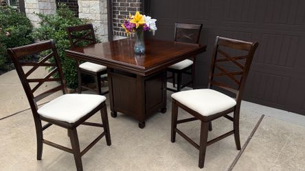 Beautiful Counter Height Dining Set. Table with 4 matching chairs. Good condition, heavy and sturdy.