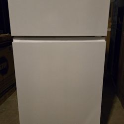 (New) Hisense 18-cu ft Top-Freezer Refrigerator HRT180N6AWE