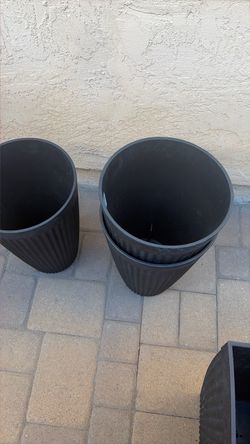 Black Ribbed Plastic Planters Set