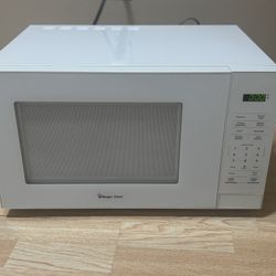 Perfect Condition Magic Chef Microwave 