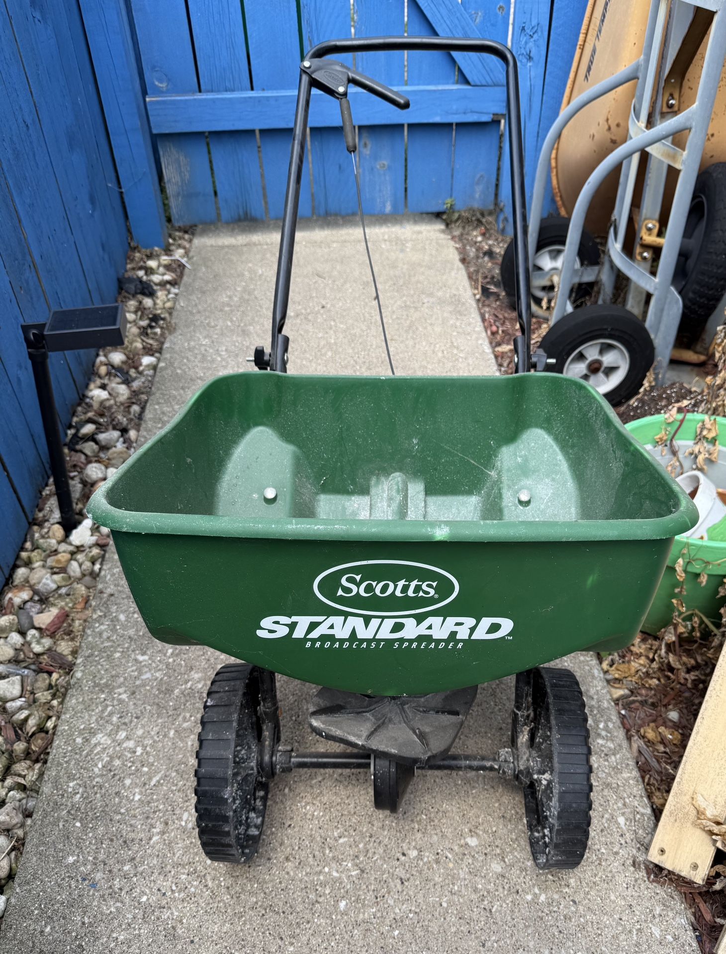 Scott’s Standard Spreader