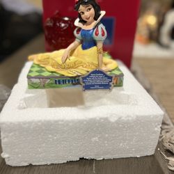 SNOW WHITE AND APPLE "A TEMPTING OFFER" JIM SHORE DISNEY TRADITIONS STATUE