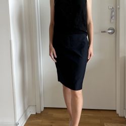 Women’s Set (top and Skirt In black).Size Small.15$