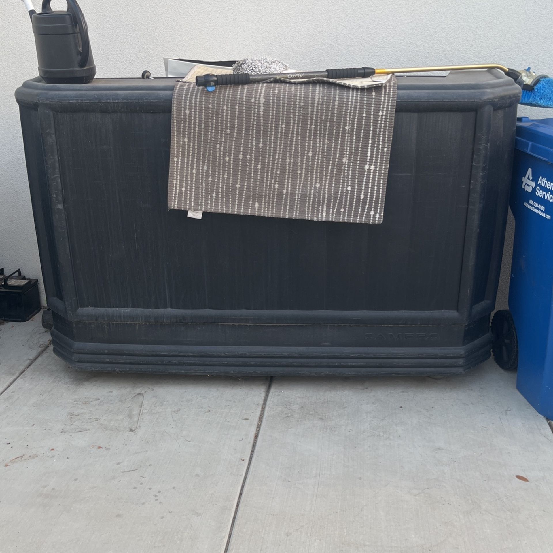 CAMBRO PORTABLE BAR