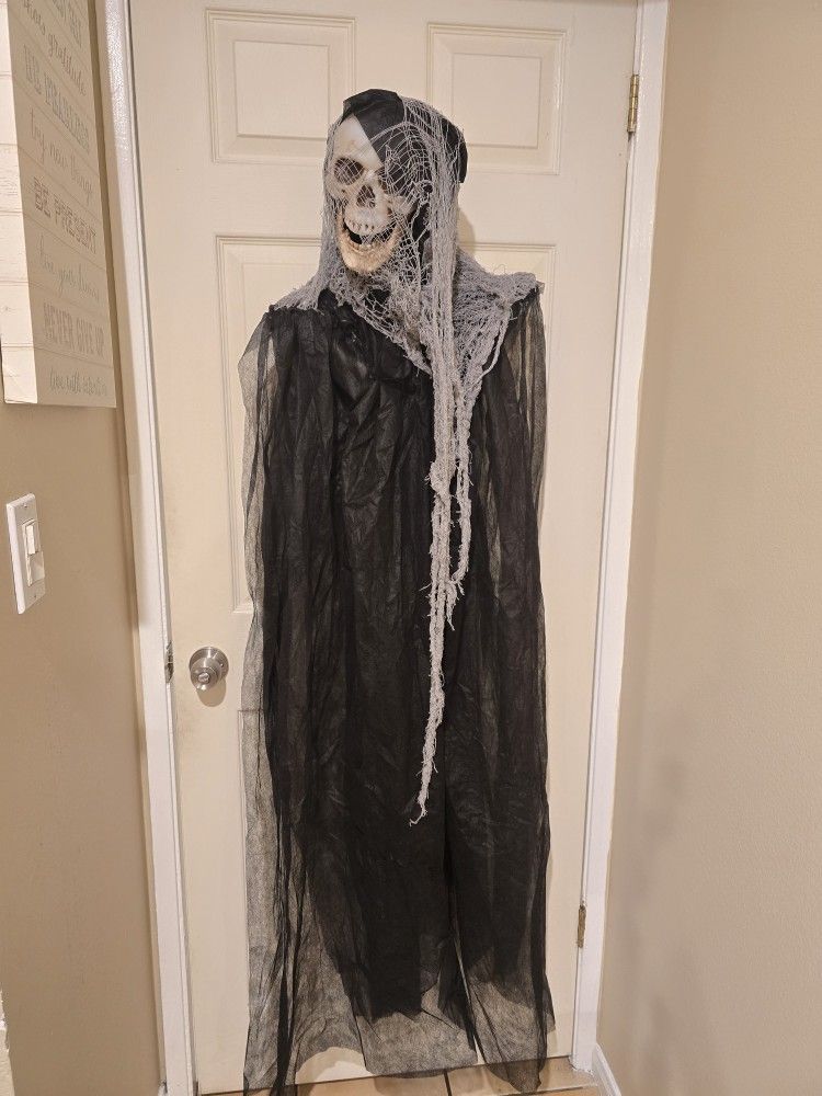5ft Tall Skull Reaper Halloween decoration ( reseda ca)