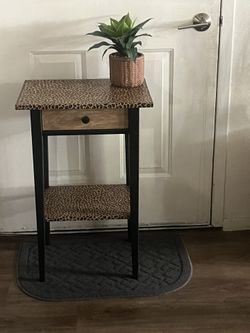 Beautiful Hand Painted Leopard Print Accent Table🐆🐆🐆🐆
