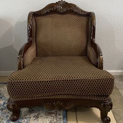 Elegant Vintage Accent Chair – Solid Wood Frame & Plush Upholstery