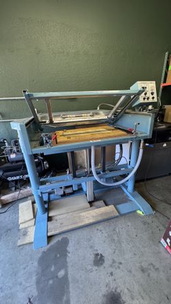Vacuum forming machine
