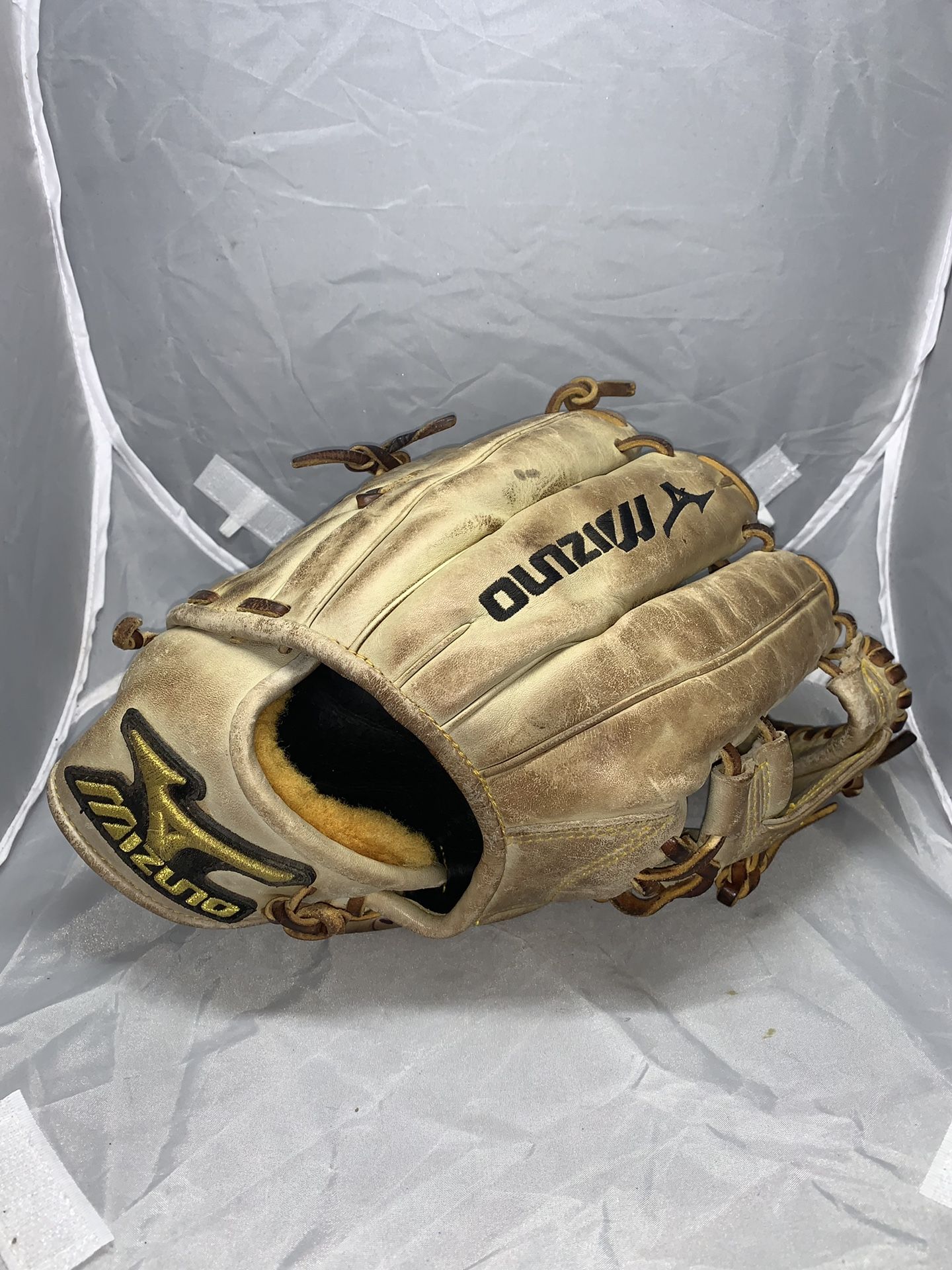 Mizuno Right Infielder Baseball Glove 11.75 Right Handed